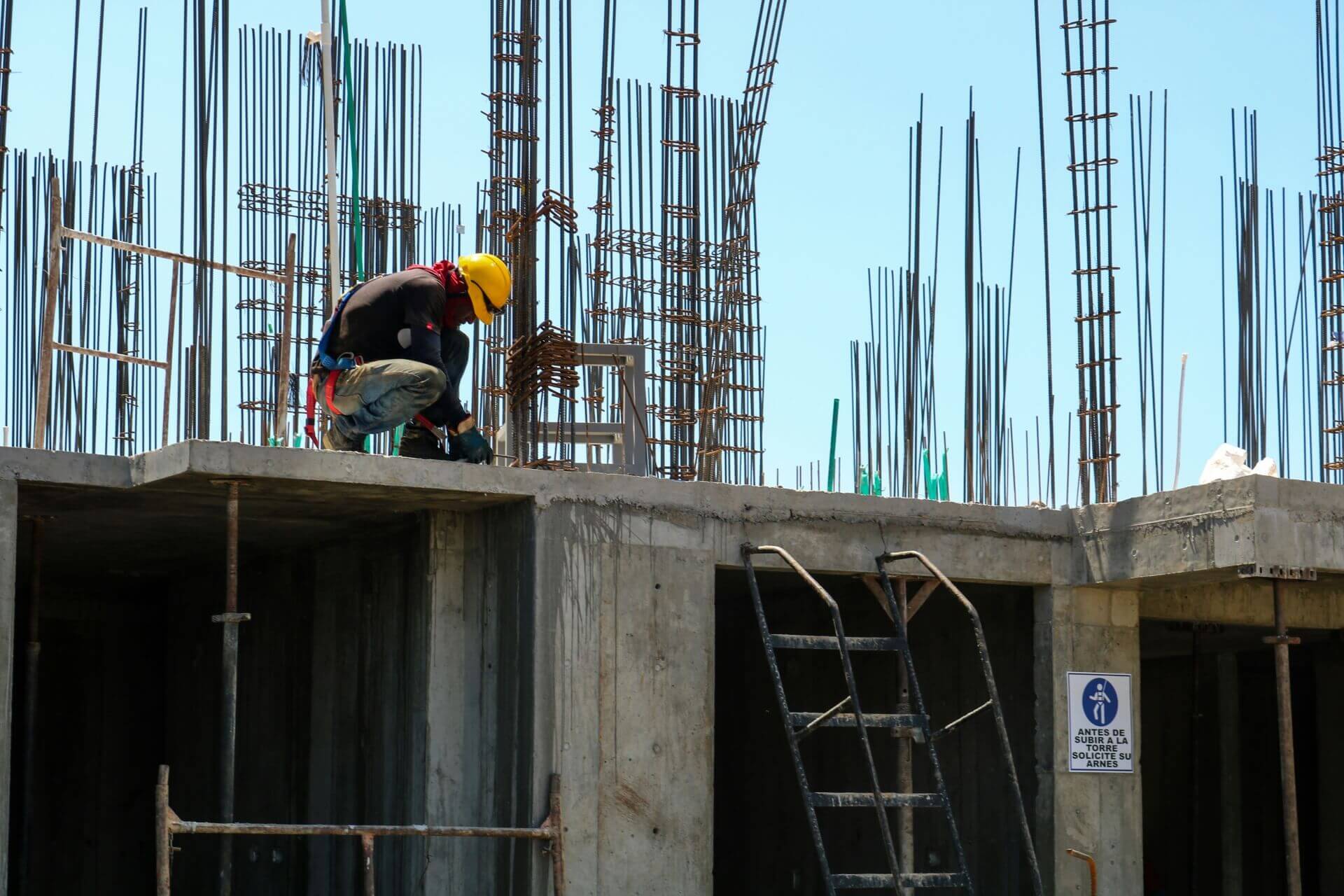 trabajador_obra Trabajador de la obra realizando una estructura